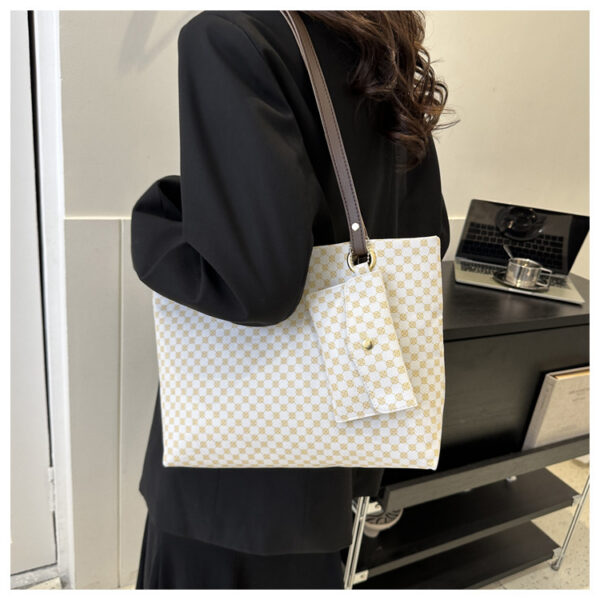 Large Capacity Casual Retro Printed Shoulder Underarm Bag - Image 3